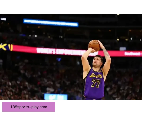 海斯谈防守责任与东契奇复出挑战 强调禁区防守与避免再次吃T